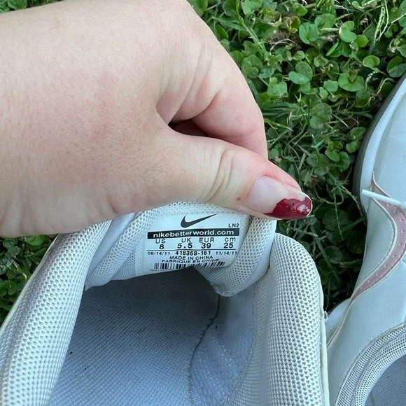 Nike women’s golf shoe size 8 lightly used - Picture 5 of 5